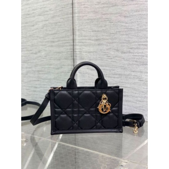 Dior Mini Book Tote Bag con Tracolla Nera Macrocannage Pelle di Vitello Replica Replica Perfette Dior Mini Book Tote Bag con Tracolla Nera Macrocannage Pelle di Vitello imitazioni