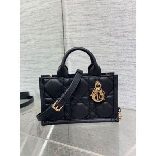 Dior Mini Book Tote Bag con Tracolla Nera Macrocannage Pelle di Vitello Replica Replica Perfette Dior Mini Book Tote Bag con Tracolla Nera Macrocannage Pelle di Vitello imitazioni