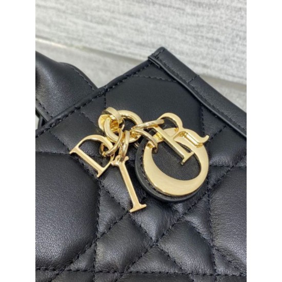 Dior Mini Book Tote Bag con Tracolla Nera Macrocannage Pelle di Vitello Replica Replica Perfette Dior Mini Book Tote Bag con Tracolla Nera Macrocannage Pelle di Vitello imitazioni