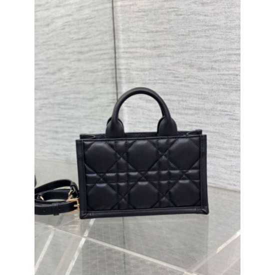 Dior Mini Book Tote Bag con Tracolla Nera Macrocannage Pelle di Vitello Replica Replica Perfette Dior Mini Book Tote Bag con Tracolla Nera Macrocannage Pelle di Vitello imitazioni