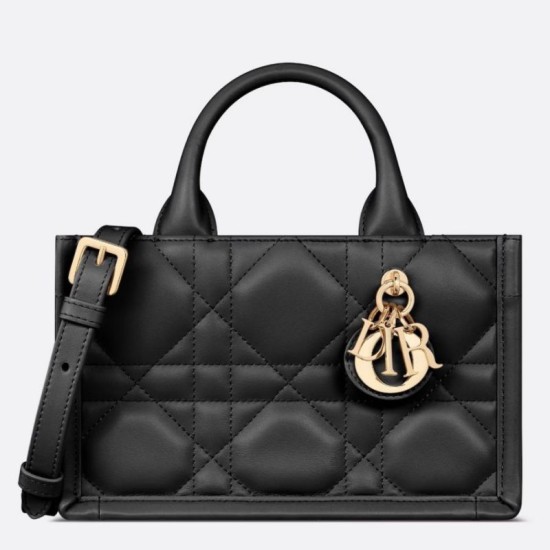 Dior Mini Book Tote Bag con Tracolla Nera Macrocannage Pelle di Vitello Replica Replica Perfette Dior Mini Book Tote Bag con Tracolla Nera Macrocannage Pelle di Vitello imitazioni