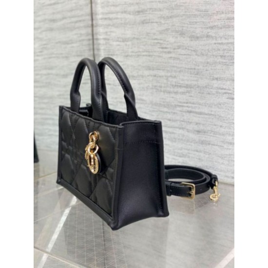 Dior Mini Book Tote Bag con Tracolla Nera Macrocannage Pelle di Vitello Replica Replica Perfette Dior Mini Book Tote Bag con Tracolla Nera Macrocannage Pelle di Vitello imitazioni