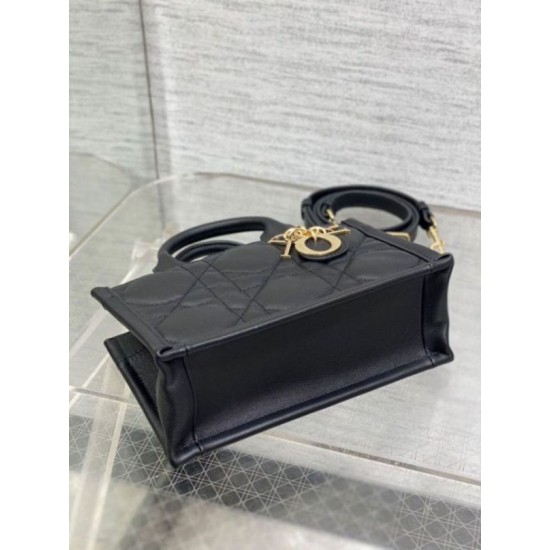 Dior Mini Book Tote Bag con Tracolla Nera Macrocannage Pelle di Vitello Replica Replica Perfette Dior Mini Book Tote Bag con Tracolla Nera Macrocannage Pelle di Vitello imitazioni