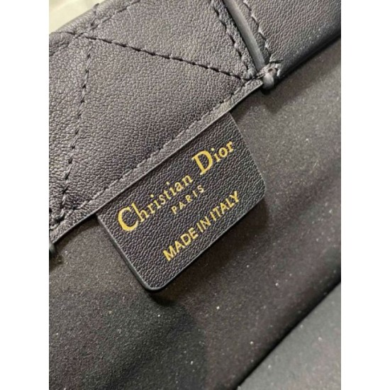 Dior Mini Book Tote Bag con Tracolla Nera Macrocannage Pelle di Vitello Replica Replica Perfette Dior Mini Book Tote Bag con Tracolla Nera Macrocannage Pelle di Vitello imitazioni