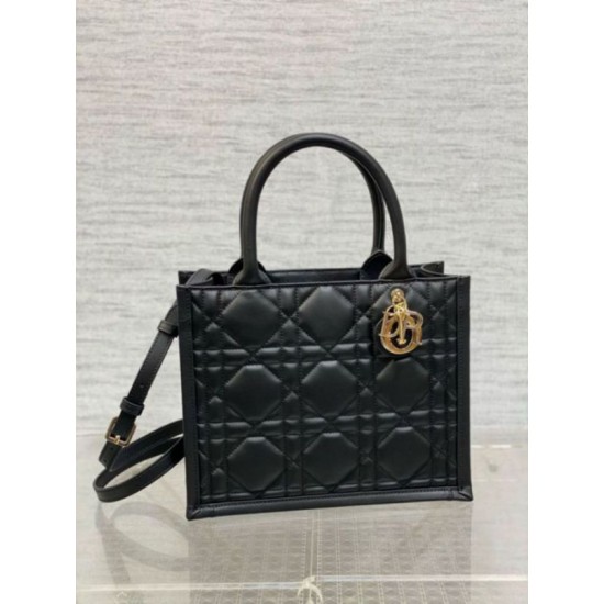 replica Dior piccola book tote con tracolla Pelle di vitello macrocannage nera qualità specchio Replica Perfette Dior piccola book tote con tracolla Pelle di vitello macrocannage nera imitazioni