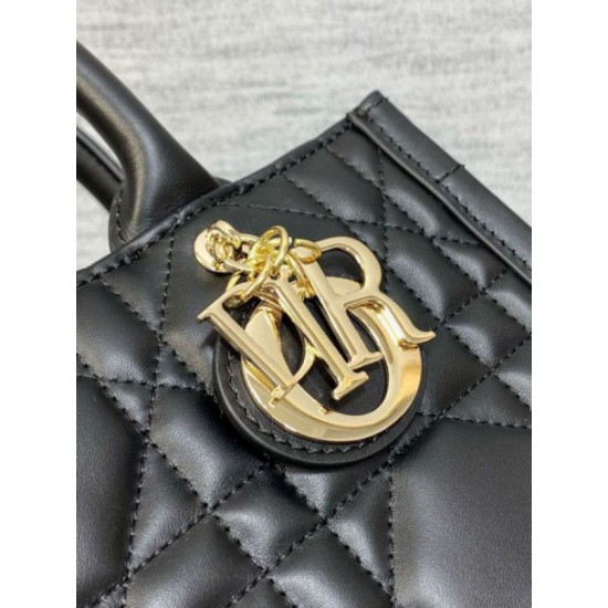 replica Dior piccola book tote con tracolla Pelle di vitello macrocannage nera qualità specchio Replica Perfette Dior piccola book tote con tracolla Pelle di vitello macrocannage nera imitazioni