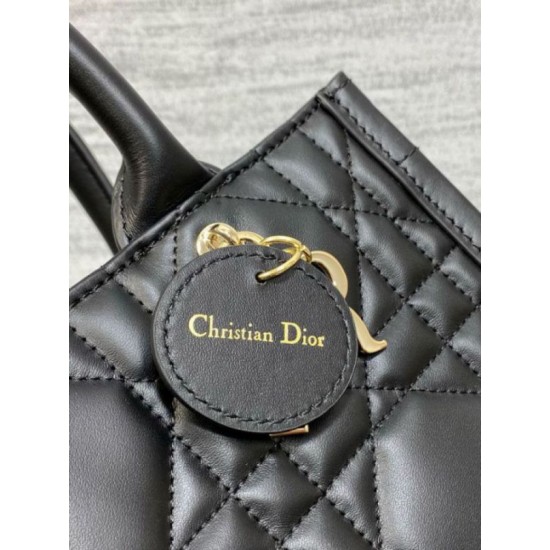 replica Dior piccola book tote con tracolla Pelle di vitello macrocannage nera qualità specchio Replica Perfette Dior piccola book tote con tracolla Pelle di vitello macrocannage nera imitazioni