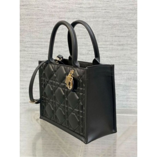 replica Dior piccola book tote con tracolla Pelle di vitello macrocannage nera qualità specchio Replica Perfette Dior piccola book tote con tracolla Pelle di vitello macrocannage nera imitazioni