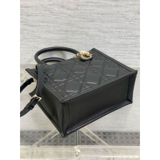 replica Dior piccola book tote con tracolla Pelle di vitello macrocannage nera qualità specchio Replica Perfette Dior piccola book tote con tracolla Pelle di vitello macrocannage nera imitazioni