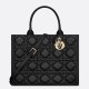 Borse Replica tote Dior media a libro con tracolla Pelle di vitello macrocannage nera qualità specchio Replica Perfette Borse tote Dior media a libro con tracolla Pelle di vitello macrocannage nera imitazioni