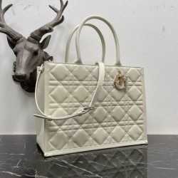 Borsa tote Dior media a libro con tracolla Pelle di vitello macrocannage bianca Borsa tote Dior media a libro con tracolla Pelle di vitello macrocannage bianca