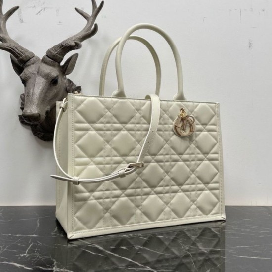 Borsa tote Dior media a libro con tracolla Pelle di vitello macrocannage bianca Replica Replica Perfette Borsa tote Dior media a libro con tracolla Pelle di vitello macrocannage bianca imitazioni