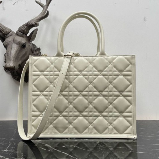 Borsa tote Dior media a libro con tracolla Pelle di vitello macrocannage bianca Replica Replica Perfette Borsa tote Dior media a libro con tracolla Pelle di vitello macrocannage bianca imitazioni