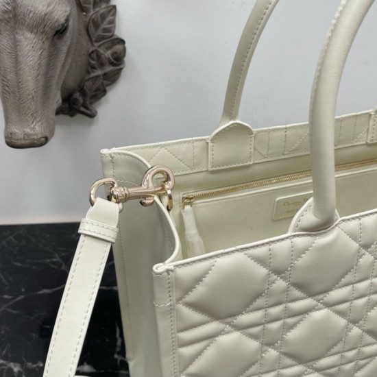 Borsa tote Dior media a libro con tracolla Pelle di vitello macrocannage bianca Replica Replica Perfette Borsa tote Dior media a libro con tracolla Pelle di vitello macrocannage bianca imitazioni