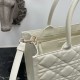 Borsa tote Dior media a libro con tracolla Pelle di vitello macrocannage bianca Replica Replica Perfette Borsa tote Dior media a libro con tracolla Pelle di vitello macrocannage bianca imitazioni