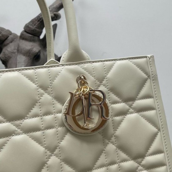 Borsa tote Dior media a libro con tracolla Pelle di vitello macrocannage bianca Replica Replica Perfette Borsa tote Dior media a libro con tracolla Pelle di vitello macrocannage bianca imitazioni