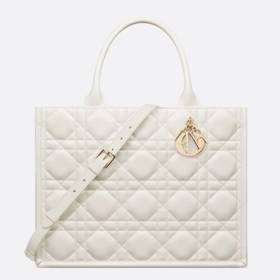 Borsa tote Dior media a libro con tracolla Pelle di vitello macrocannage bianca Replica Replica Perfette Borsa tote Dior media a libro con tracolla Pelle di vitello macrocannage bianca imitazioni
