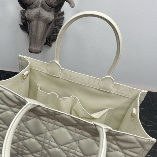 Borsa tote Dior media a libro con tracolla Pelle di vitello macrocannage bianca Replica Replica Perfette Borsa tote Dior media a libro con tracolla Pelle di vitello macrocannage bianca imitazioni