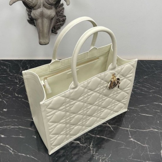Borsa tote Dior media a libro con tracolla Pelle di vitello macrocannage bianca Replica Replica Perfette Borsa tote Dior media a libro con tracolla Pelle di vitello macrocannage bianca imitazioni