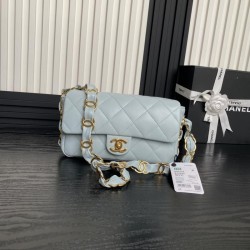 Borsa piccola con patta in pelle di agnello AS5167 Azzurro Borsa piccola con patta in pelle di agnello AS5167 Azzurro