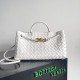 Replica Perfette Bottega Veneta Andiamo Piccolo East/West Borsa Agnello Intrecciata Bianca imitazioni