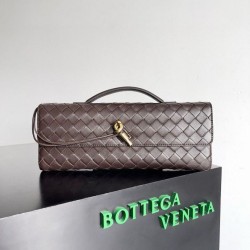 Pochette Andiamo di Bottega Veneta con manico agnello intrecciata fondente Pochette Andiamo di Bottega Veneta con manico agnello intrecciata fondente