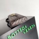 Pochette Andiamo di Bottega Veneta con manico agnello intrecciata fondente Replica Replica Perfette Pochette Andiamo di Bottega Veneta con manico agnello intrecciata fondente imitazioni