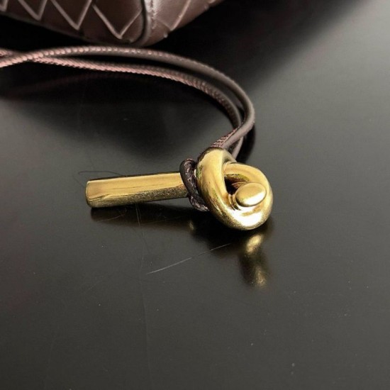 Pochette Andiamo di Bottega Veneta con manico agnello intrecciata fondente Replica Replica Perfette Pochette Andiamo di Bottega Veneta con manico agnello intrecciata fondente imitazioni