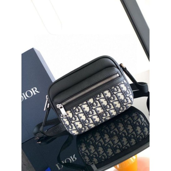 Replica Dior Borsa a tracolla con cerniera Mini Rider 2.0 beige obliquo con pelle nera Riproduzione Fedele Dior Borsa a tracolla con cerniera Mini Rider 2.0 beige obliquo con pelle nera imitazioni