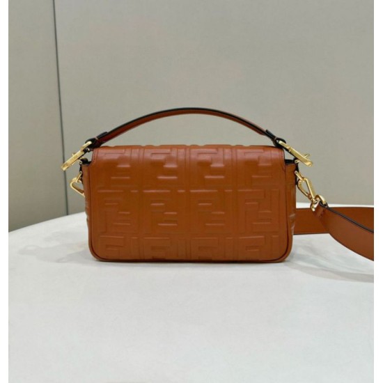 Replica Borsa media Baguette Fendi nappa FF marrone Riproduzione Fedele Borsa media Baguette Fendi nappa FF marrone imitazioni