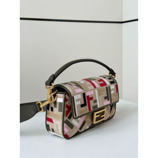 Replica Borsa media Baguette Fendi tela con ricamo FF multicolore Replica Perfetta Borsa media Baguette Fendi tela con ricamo FF multicolore imitazioni