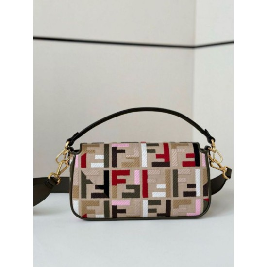 Replica Borsa media Baguette Fendi tela con ricamo FF multicolore Replica Perfetta Borsa media Baguette Fendi tela con ricamo FF multicolore imitazioni