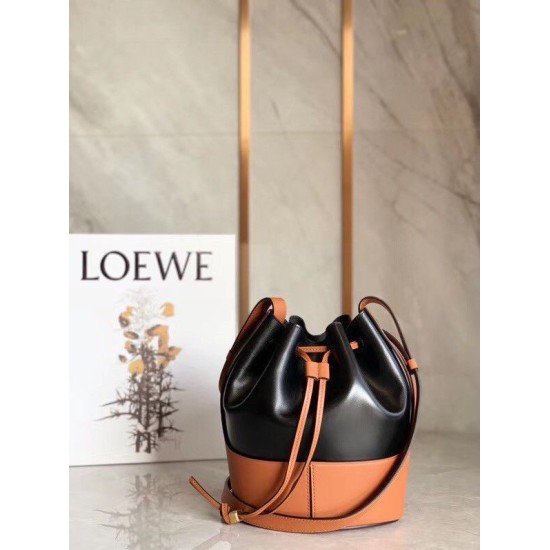 Loewe Piccolo Balloon Bucket Borse Replica Nero/Tan vitello qualità specchio Replica Perfette Loewe Piccolo Balloon Bucket Borse Nero/Tan vitello imitazioni
