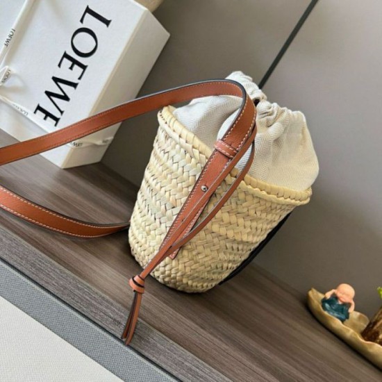 Loewe Drawstring Bucket Borse Firmate Replica Foglia di palma e vitello marrone qualità specchio Replica Perfette Loewe Drawstring Bucket Borse Firmate Foglia di palma e vitello marrone imitazioni
