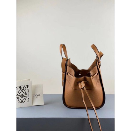 Loewe Mini Hammock Drawstring Borse Firmate Replica Brown qualità specchio Replica Perfette Loewe Mini Hammock Drawstring Borse Firmate Brown imitazioni