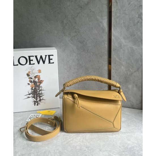 Loewe Puzzle Piccolo Borse Replica Sahara Vitello con Manico Intrecciato qualità specchio Replica Perfette Loewe Puzzle Piccolo Borse Sahara Vitello con Manico Intrecciato imitazioni