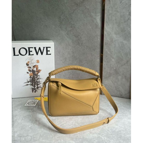 Loewe Puzzle Piccolo Borse Replica Sahara Vitello con Manico Intrecciato qualità specchio Replica Perfette Loewe Puzzle Piccolo Borse Sahara Vitello con Manico Intrecciato imitazioni