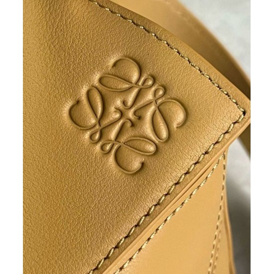 Loewe Puzzle Piccolo Borse Replica Sahara Vitello con Manico Intrecciato qualità specchio Replica Perfette Loewe Puzzle Piccolo Borse Sahara Vitello con Manico Intrecciato imitazioni