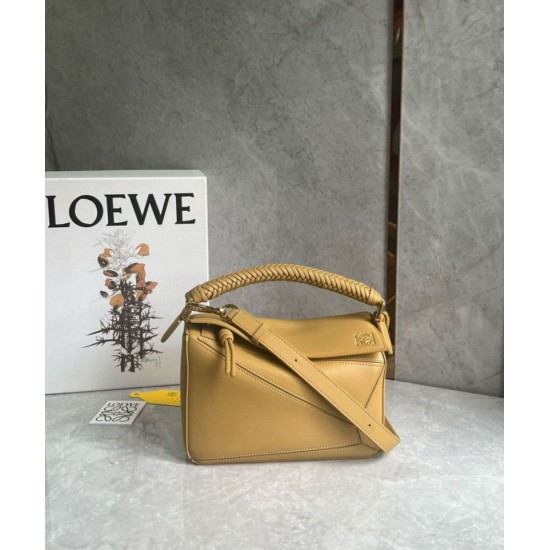 Loewe Puzzle Piccolo Borse Replica Sahara Vitello con Manico Intrecciato qualità specchio Replica Perfette Loewe Puzzle Piccolo Borse Sahara Vitello con Manico Intrecciato imitazioni