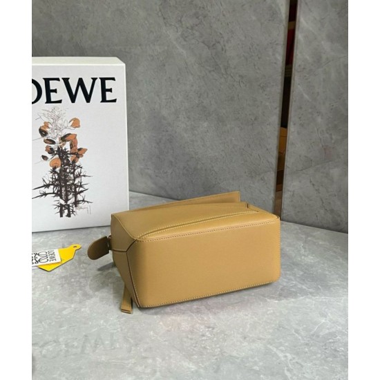 Loewe Puzzle Piccolo Borse Replica Sahara Vitello con Manico Intrecciato qualità specchio Replica Perfette Loewe Puzzle Piccolo Borse Sahara Vitello con Manico Intrecciato imitazioni