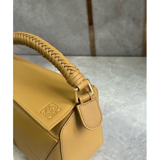 Loewe Puzzle Piccolo Borse Replica Sahara Vitello con Manico Intrecciato qualità specchio Replica Perfette Loewe Puzzle Piccolo Borse Sahara Vitello con Manico Intrecciato imitazioni