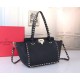 Replica fedele Valentino Piccolo Rockstud Tote Nero Grained Calfskin Riproduzione Fedele fedele Valentino Piccolo Rockstud Tote Nero Grained Calfskin imitazioni
