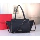 Replica fedele Valentino Piccolo Rockstud Tote Nero Grained Calfskin Riproduzione Fedele fedele Valentino Piccolo Rockstud Tote Nero Grained Calfskin imitazioni