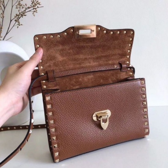 Replica fedele Valentino Rockstud Piccolo Crossbody Borsa Marrone Granulato Riproduzione Fedele fedele Valentino Rockstud Piccolo Crossbody Borsa Marrone Granulato imitazioni