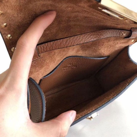 Replica fedele Valentino Rockstud Piccolo Crossbody Borsa Marrone Granulato Riproduzione Fedele fedele Valentino Rockstud Piccolo Crossbody Borsa Marrone Granulato imitazioni