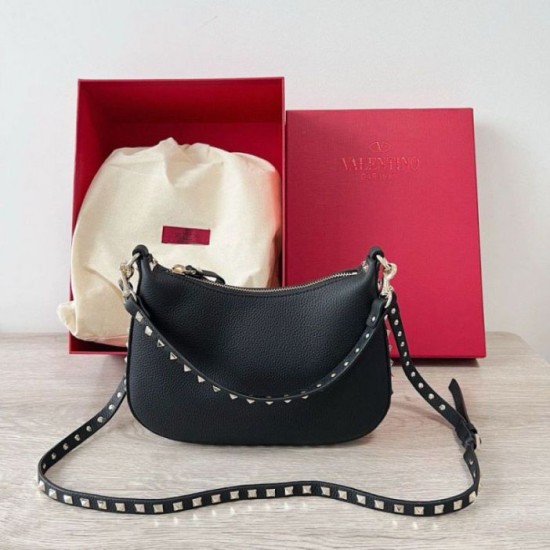 Valentino Rockstud Piccolo Hobo Bora Pari replica Nero vitello granata qualità specchio Replica Perfette Valentino Rockstud Piccolo Hobo Bora Pari Nero vitello granata imitazioni