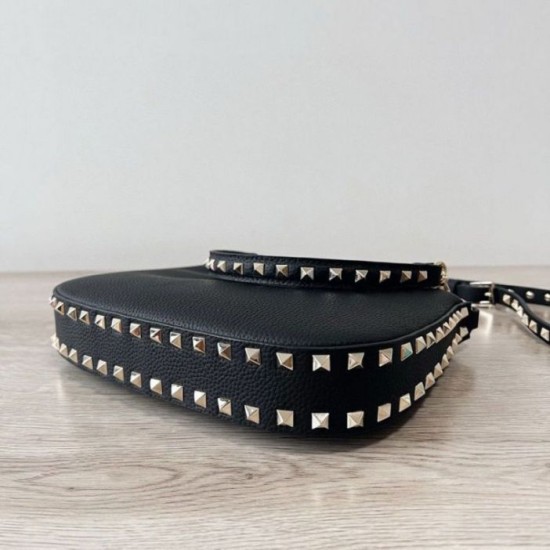 Valentino Rockstud Piccolo Hobo Bora Pari replica Nero vitello granata qualità specchio Replica Perfette Valentino Rockstud Piccolo Hobo Bora Pari Nero vitello granata imitazioni