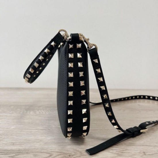 Valentino Rockstud Piccolo Hobo Bora Pari replica Nero vitello granata qualità specchio Replica Perfette Valentino Rockstud Piccolo Hobo Bora Pari Nero vitello granata imitazioni