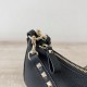 Valentino Rockstud Piccolo Hobo Bora Pari replica Nero vitello granata qualità specchio Replica Perfette Valentino Rockstud Piccolo Hobo Bora Pari Nero vitello granata imitazioni