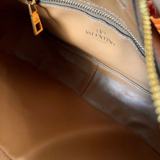 Valentino Stud Sign Hobo Borsa Marrone Scuro Replica Replica Perfette Valentino Stud Sign Hobo Borsa Marrone Scuro imitazioni